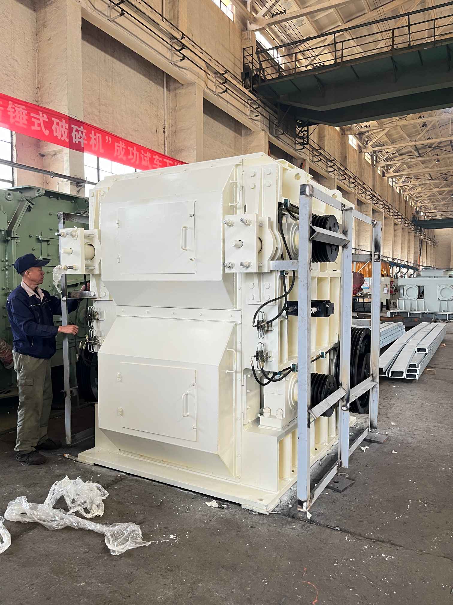 Roller crusher with teeth