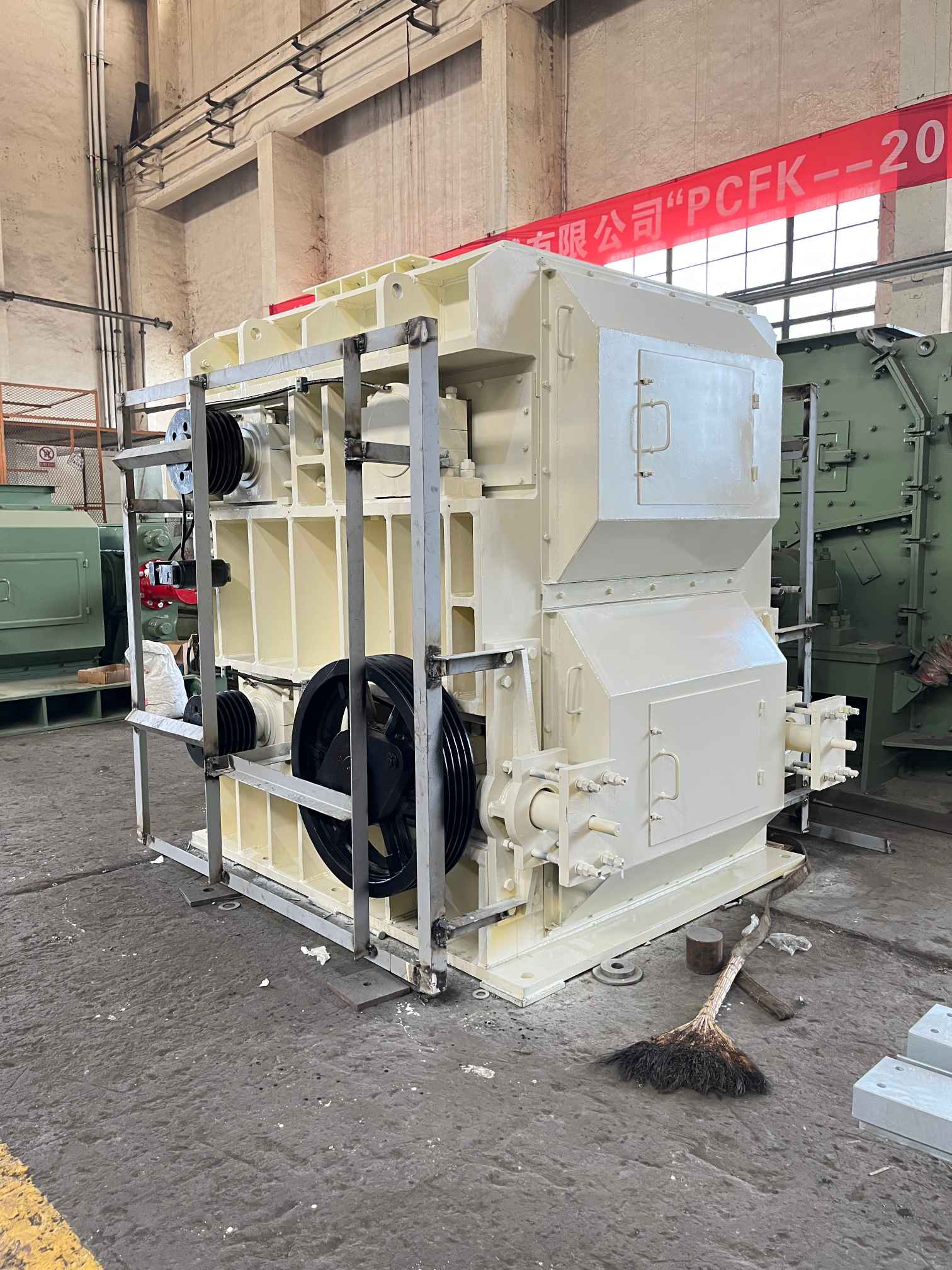 Roller crusher with teeth
